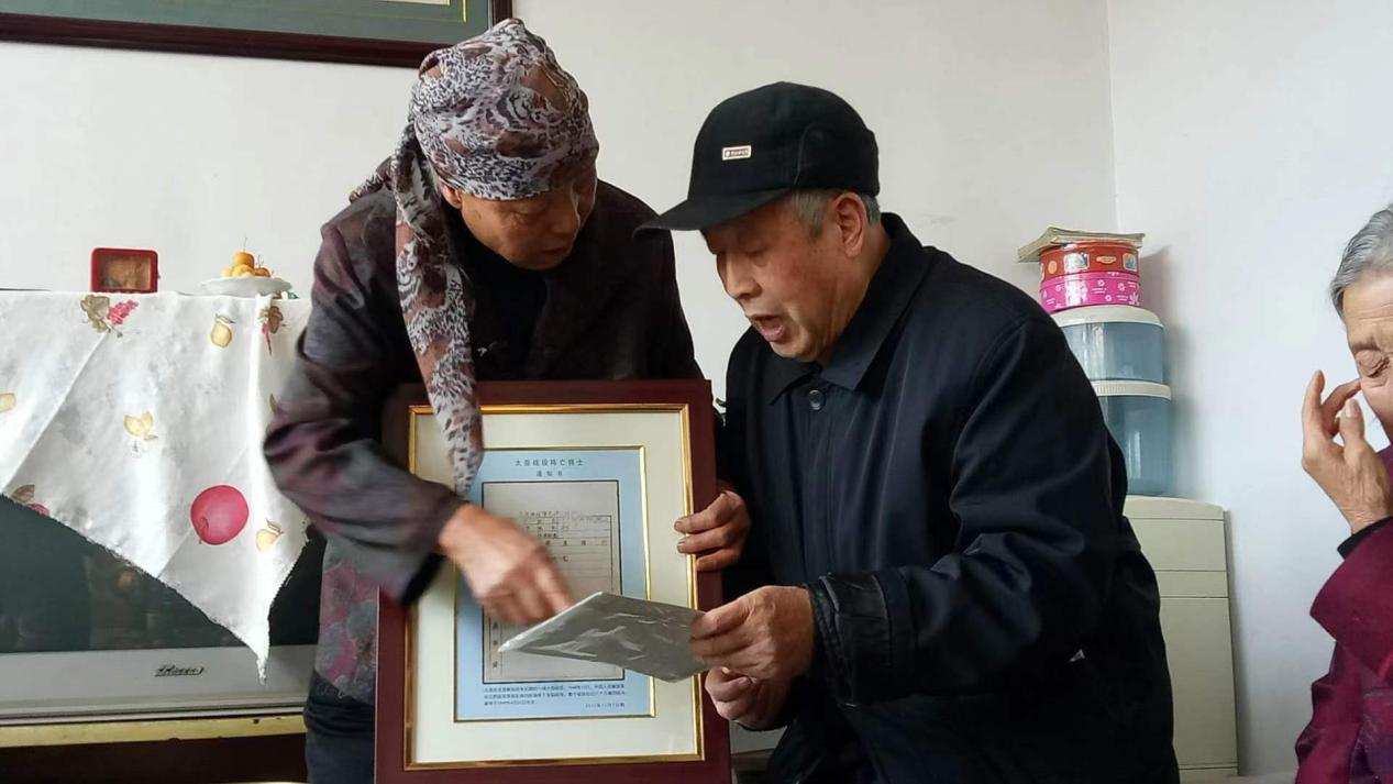 2017年，河北蔚縣，王艾甫將烈士王玉山的陣亡通知書交到烈屬手中。
